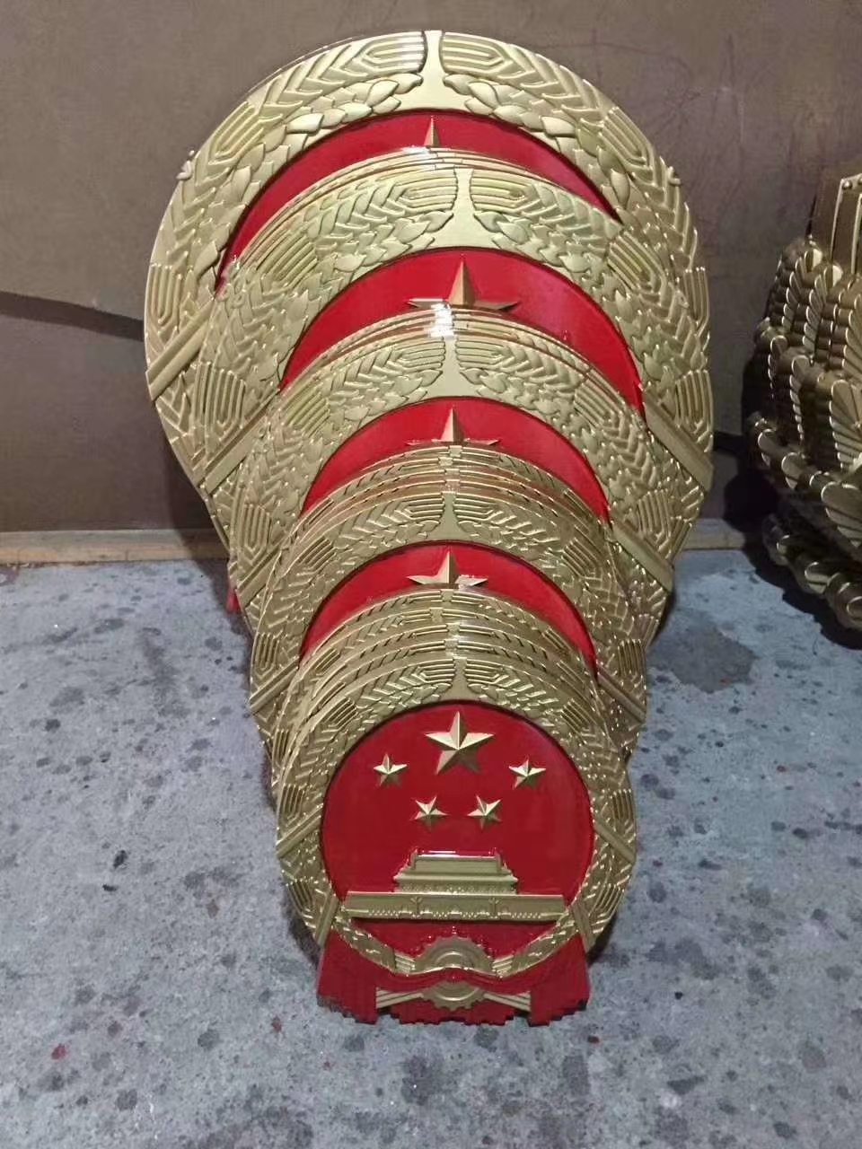 大型悬挂国徽的视觉冲击力分析